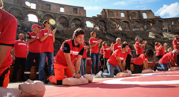 Colosseo, flash mob sul primo soccorso: manovre salvavita e rianimazione in 3D