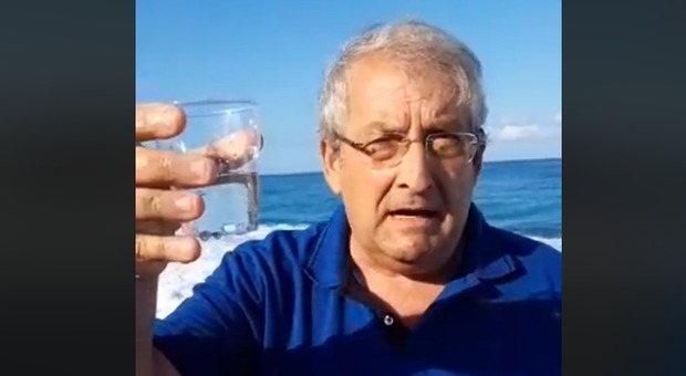 Il mare della Calabria è inquinato? Il sindaco di Diamante ne beve un bicchiere: «La nostra acqua è pulita» Video