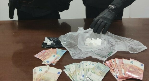 Un etto di cocaina nascosta sotto il sedile e i proventi dello spaccio: due arresti