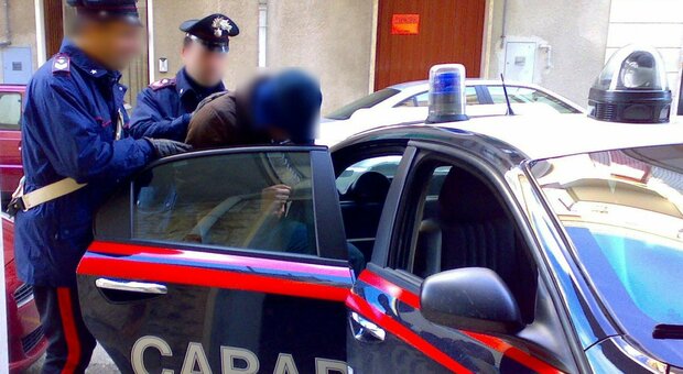 Napoli, a Bagnoli rompe il finestrino di un'auto in transito: arrestato