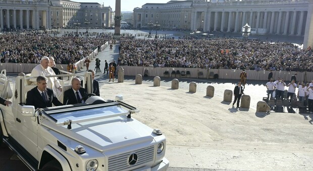 Papa Francesco conferisce il premio Paolo VI al Presidente Mattarella