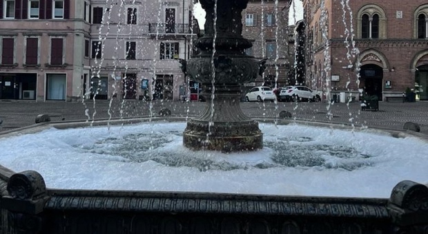 Osimo, fontana nel mirino dei vandali: l’acqua si riempie di schiuma
