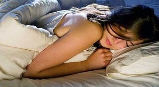 Dormire a pancia in giù favorisce sogni erotici: ecco tutte le curiosità sul sonno