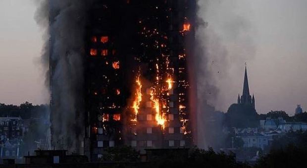Londra, a fuoco un grattacielo: residenti evacuati, diversi feriti in ospedale