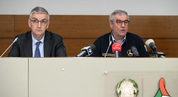 A sinistra, il presidente dell'Iss, il friulano Silvio Brusaferro