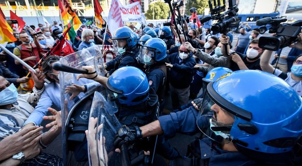 Lombardia, scontri e proteste sotto alla Regione. Antagonisti pretendono di sfilare in corteo