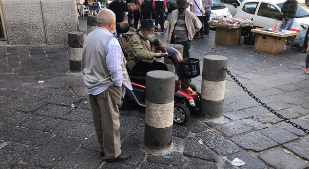 Il pasticcio di porta San Gennaro: «I dissuasori per gli scooter bloccano i disabili»
