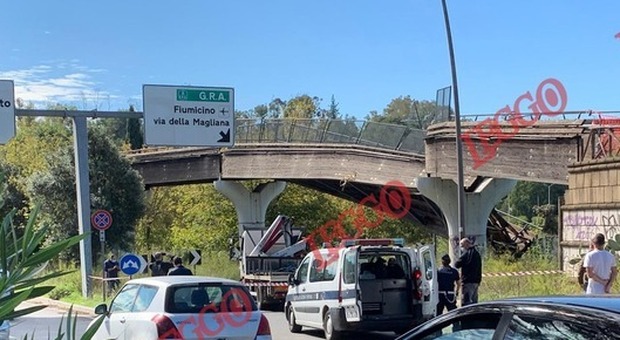 Ponte crollato all'Eur, oggi alle 18 protestano i ciclisti: «Subito una corsia ciclopedonale d'emergenza»
