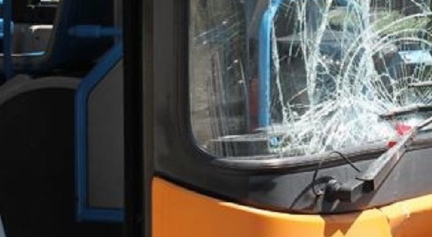 Vicenza, con un pugno rompe il vetro del bus