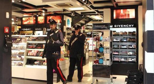Carabinieri nel negozio rapinato (foto Barsoum-Toiati)
