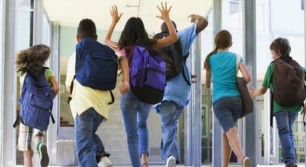 "Gli studenti non possono tornare a casa da soli dopo scuola": stop dai presidi, genitori infuriati