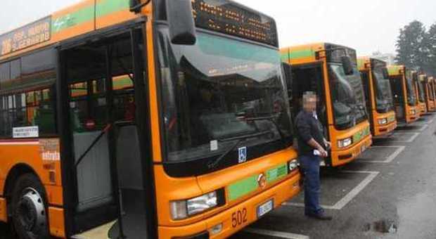 Ubriachi bloccavano e danneggiavano i bus di linea a Monza: denunciati 96 ragazzi