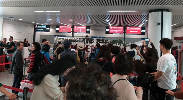 Turchia, protesta centri sociali al check-in della Turkish Airlines a Fiumicino