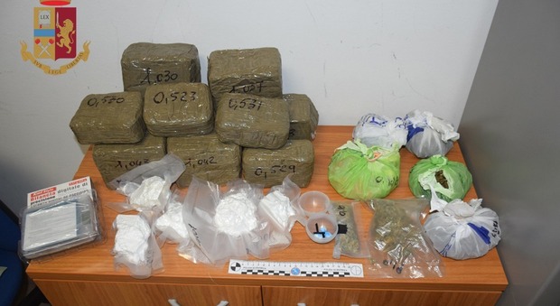 Oltre dieci chili di droga e ventimila euro in contanti: tre arresti per spaccio