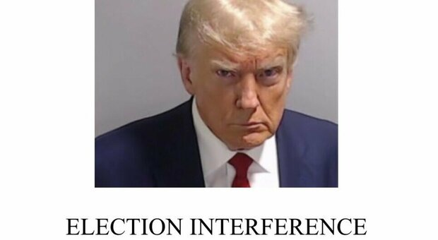 Trump arrestato, tra business e propaganda: userà la foto segnaletica per il merchandising