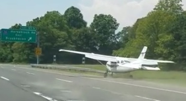 Usa, l'aereo è in avaria: pilota atterra in autostrada tra le auto