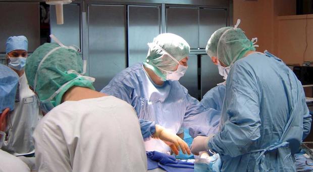 Salerno, grave neonato ustionato durante il bagnetto in ospedale
