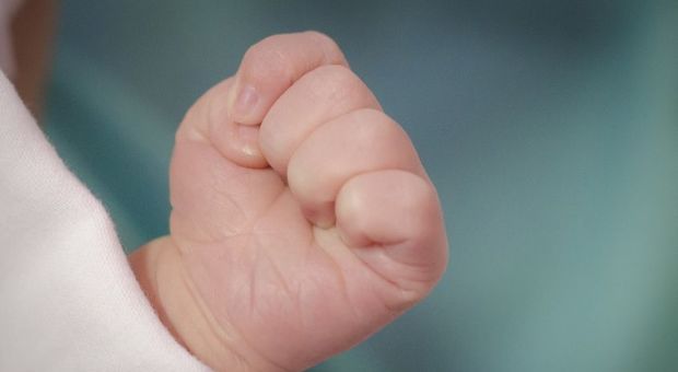 Stupra un neonato di due settimane: pedofilo sorvegliato 24 ore per proteggerlo dagli altri detenuti