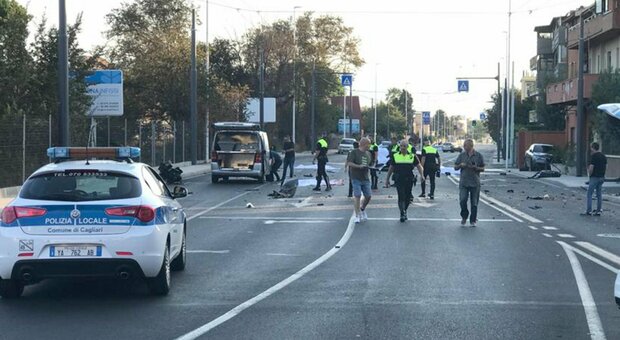 Incidente a Cagliari, morti 4 ragazzi tra 18 e 20 anni: auto ribaltata dopo un urto. Due feriti gravi