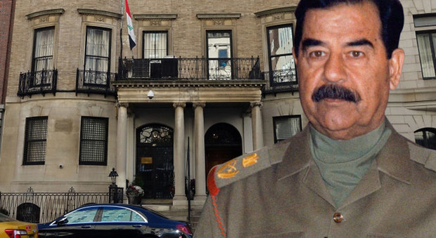 Saddam Hussein e, sullo sfondo, la sede della Missione diplomatica permanente dell'Iraq negli Stati Uniti, ubicata a New York (Chad Rachman; AP)