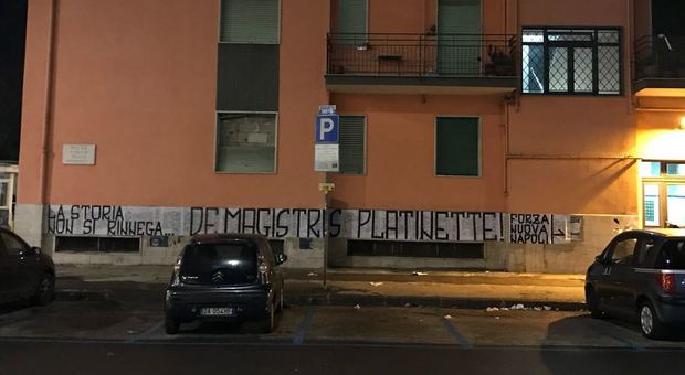 Napoli, manifesto choc di Forza Nuova a Piazzale Tecchio: «De Magistris come Platinette»