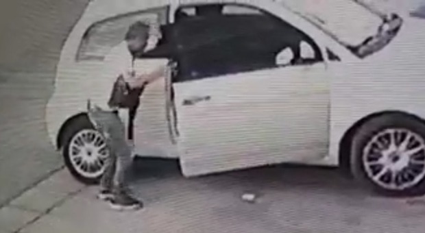 Bucano la ruota e poi rubano in auto: vittima posta il video su Facebook