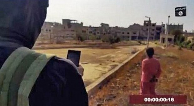 Isis, nuova esecuzione: jihadisti azionano esplosivo con il cellulare 