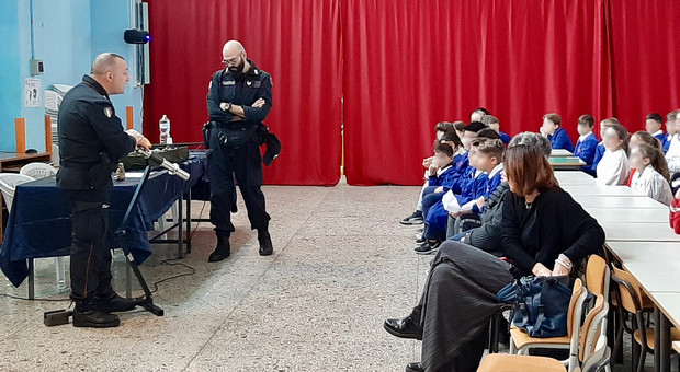«Attenti ai fuochi d'artificio», la lezione dei carabinieri nella scuola elementare Vitale
