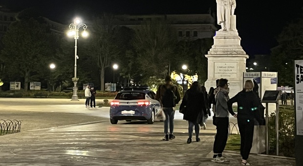 La polizia a caccia dei facinorosi in piazza Cavour