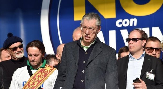Lega a Roma, in piazza arriva Umberto Bossi: «Nessuna alleanza con Casapound»