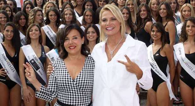 Simona Ventura, camicia e basta alla presentazione di Miss Italia