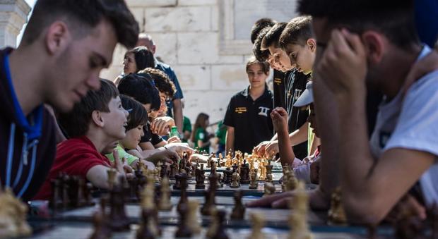 Roma a Villa Torlonia tutti a giocare a scacchi: “simultanea” per la festa dei patroni