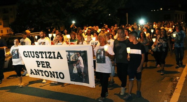 Benevento, fiaccole dopo l'omicidio: «Giustizia per Antonio»