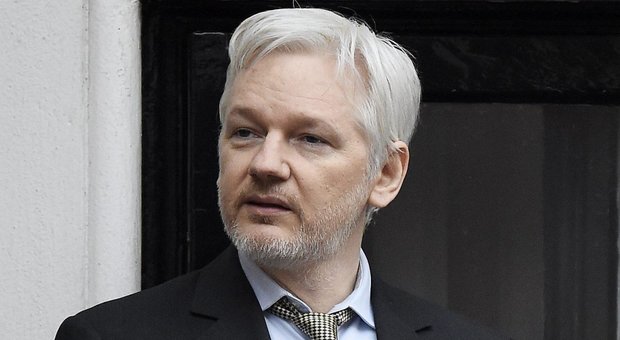 Assange, archiviata in Svezia l'indagine per stupro: «Prove non convincenti»