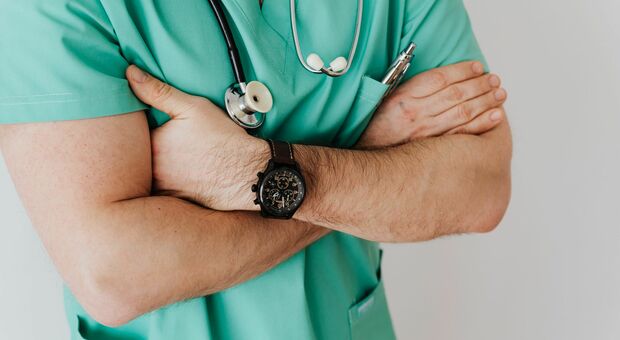 Medico accusato di aver molestato una collega, il giudice lo assolve