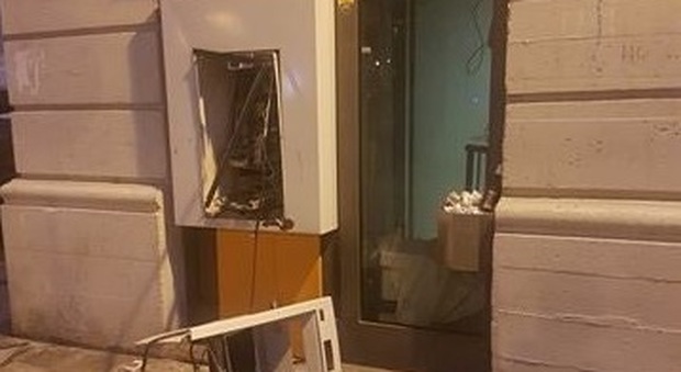 Fanno saltare il bancomat dell'Unicredit Notte di paura tra i residenti a Chiaravalle