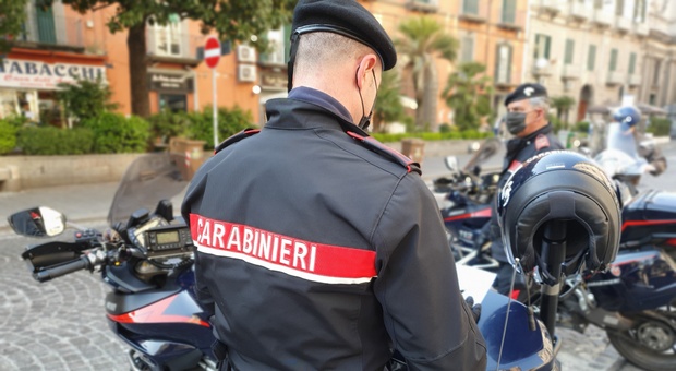Lite per uno sguardo di troppo: 21enne accoltellato a Napoli