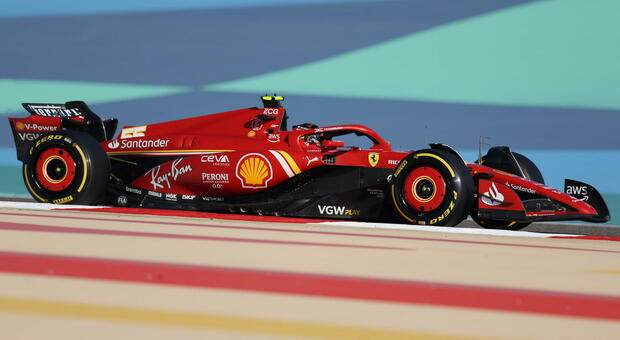 Carlos Sainz con la Ferrari il più veloce sulla pista di Sakhir
