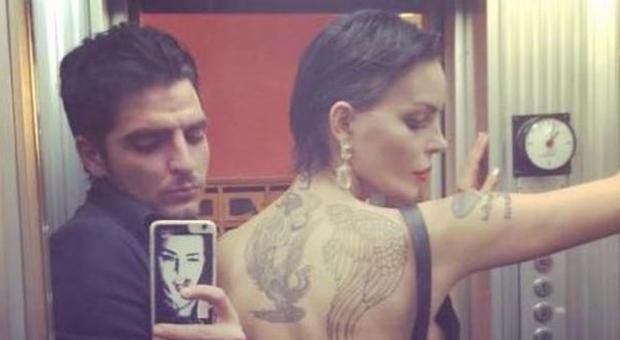 Nina Moric, schiena scoperta e sexy tattoo con il nuovo fidanzato Luigi Mario Favoloso
