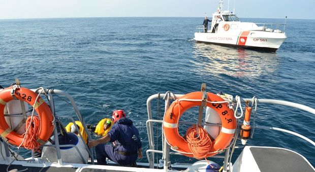 Pescara, corpo in decomposizione trovato in alto mare: è mistero