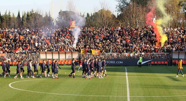 Roma, delirio al Tre Fontane: 3000 tifosi in festa per la vittoria al derby