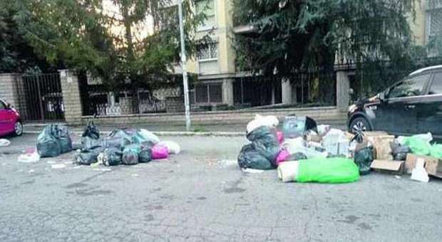 Sciopero della spazzatura al IX municipio Scompaiono i cassonetti, rifiuti lasciati per strada