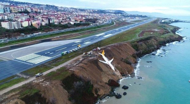 Turchia, aereo fallisce l'atterraggio e finisce fuoripista: terrore tra i passeggeri a Trebisonda