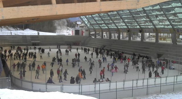 Lo stadio del ghiaccio di Tai in questi giorni affollato anche dai turisti che vogliono provare le lame