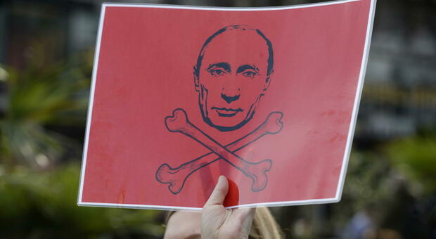 Zelensky: «Putin sarà ucciso dal suo entourage». Mosca raddoppia le navi, nuova offensiva in vista?