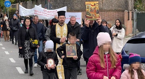 Mestre. Comunità ortodossa moldava in rivolta, anziani donne e bambini sfilano in strada: «Ridateci la chiesetta»