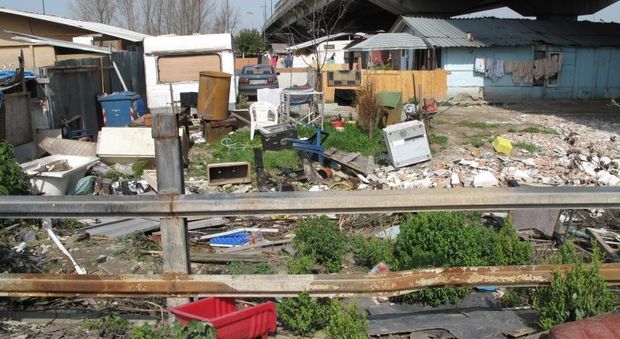Dall'hinterland a Scampia per sversare rifiuti nel campo rom: denunciati