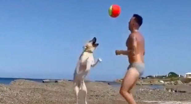 Mattia Briga, il video divertente in spiaggia con il suo cane: «Mi tiene in forma per la Nazionale Cantanti»