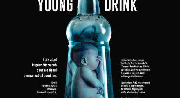 Alcol in gravidanza, campagna choc Fabrica "mette" un bimbo in bottiglia