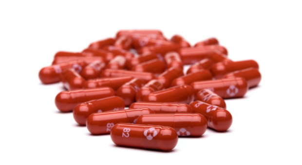 Pfizer, la pillola Paxlovid anti Covid riduce ricoveri e decessi dell'89 per cento. «Efficace contro Omicron»